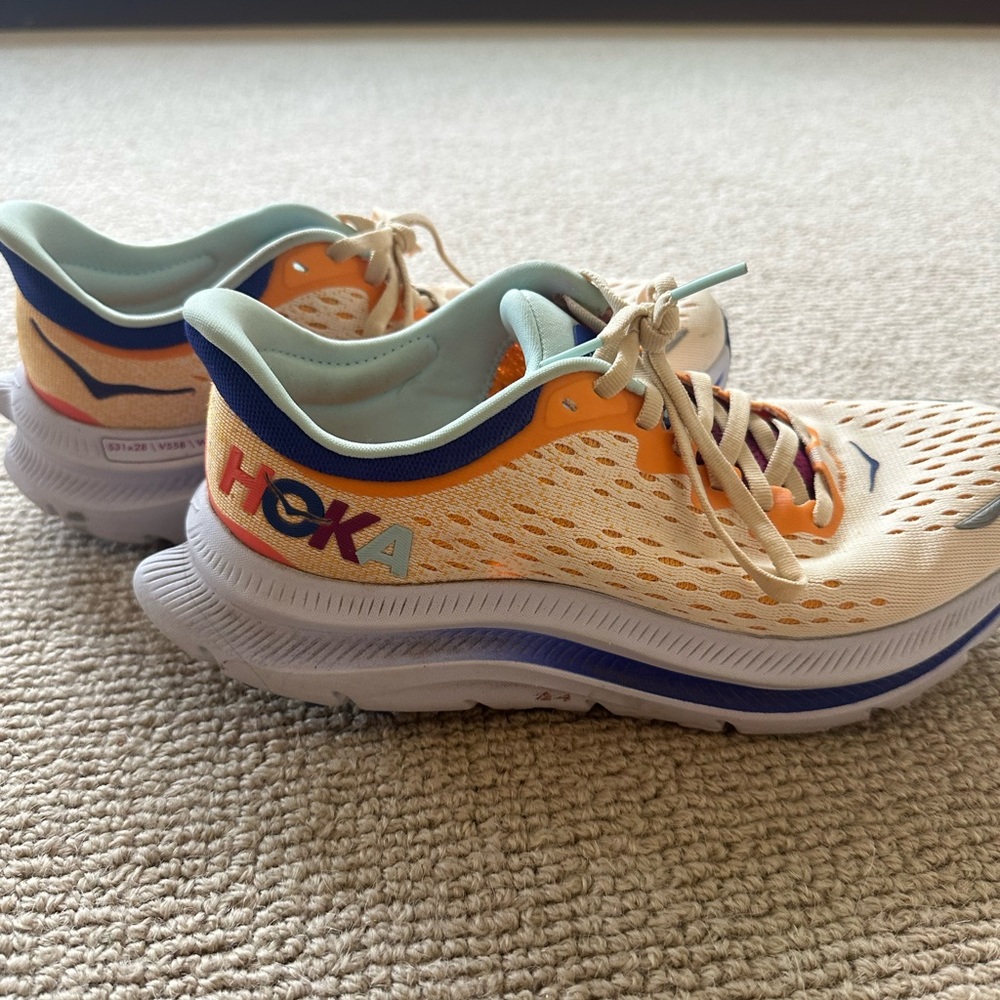 hokas women kawana